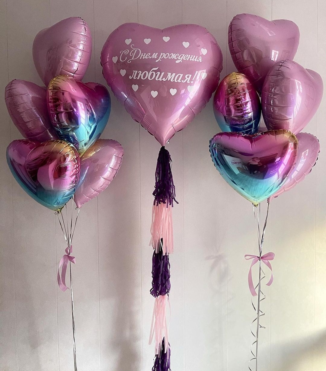 розовые и радужные фольгированные сердца