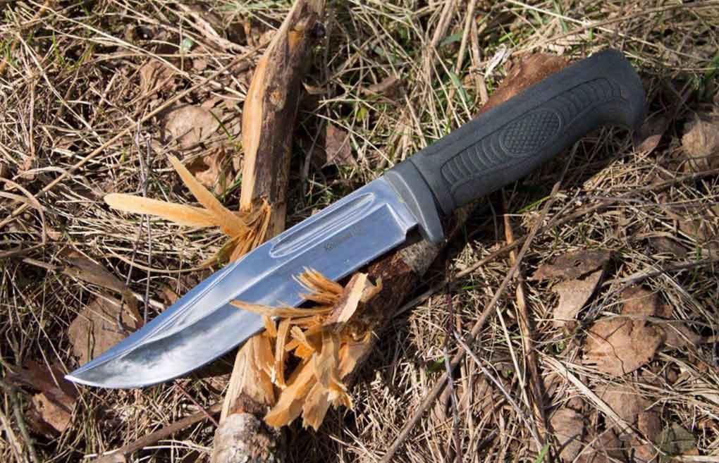 Охотничий нож с пластиковой рукояткой