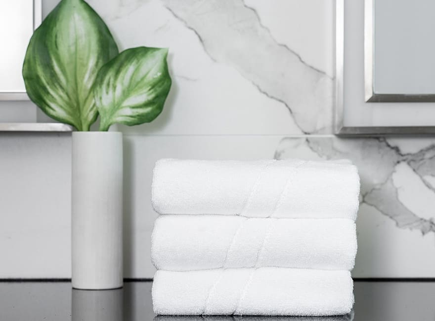 Как и чем отстирывают полотенца в гостиницах?