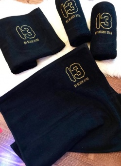 Махровое черное полотенце с индивидуальным лого в бордюре для парикмахерских  - Proffitex