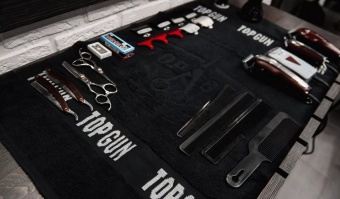 Махровое черное полотенце с индивидуальным лого в рельефе для барбершопов  - Proffitex