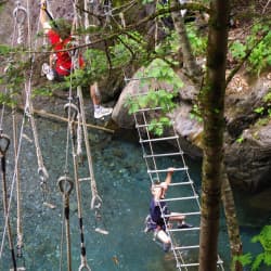 Echelle de corde pour franchir la rivière au dessous du parcours