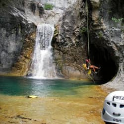 rappel-tyrolienne-en-canyoning-rappel-aquatique