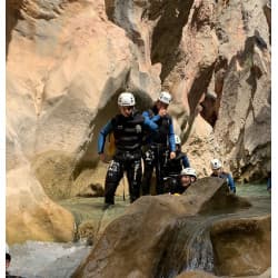 Groupe-de-canyoneur-dans-un-toboggans-naturels-en espagne