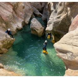 les-eaux-turquoises-des-canyoning-aquatiques-saint-lary