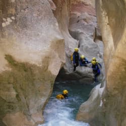 passage-etroit-en-canyoning-saint-lary