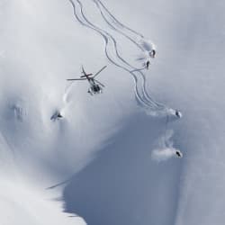 Trace sur la neige après la dépose en Héliski