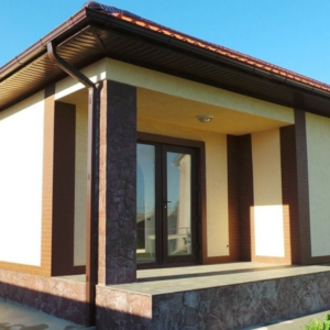 Одноэтажный дом с террасой и четырёхскатной крышей в деревне Беляницы — проект компании СтройГород