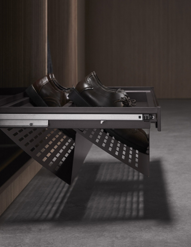 Выдвижная полка для обуви со стеклянной панелью Unihopper 900мм с доводчиком clip-on NAKA