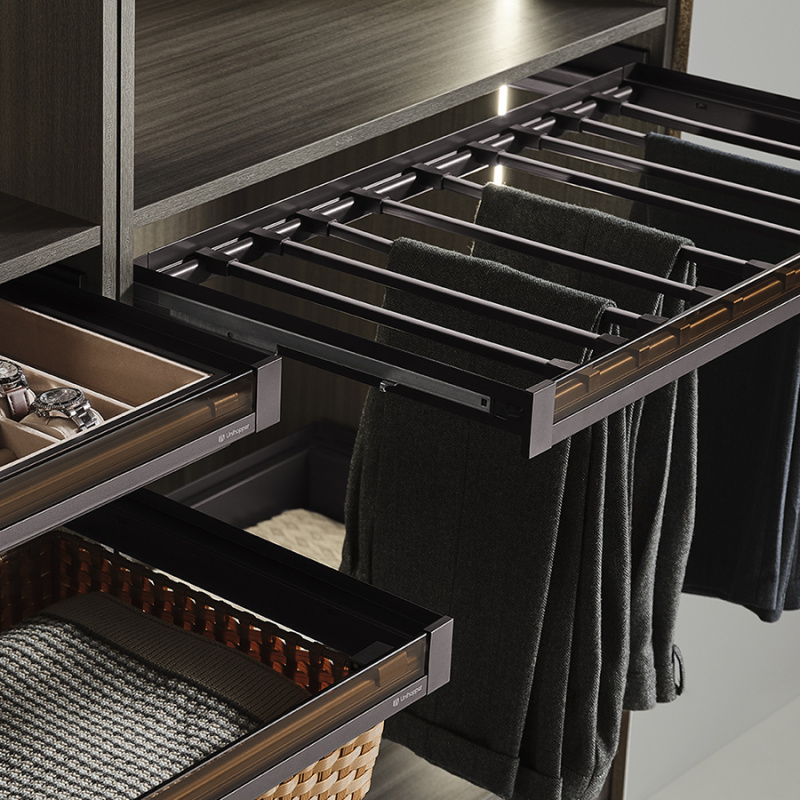 Выдвижная вешалка для брюк со стеклянной панелью Unihopper 600 мм c доводчиком, clip-on, NAKA