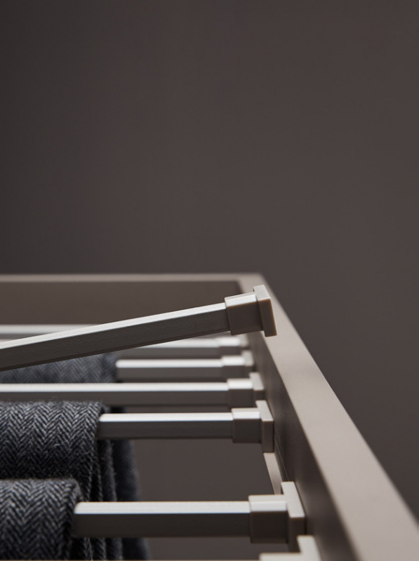 Выдвижная вешалка для брюк Unihopper 900 мм, c доводчиком, clip-on, COKA