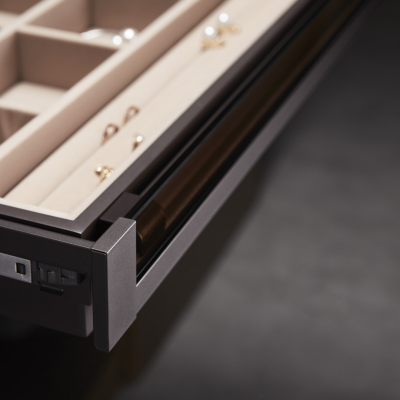 Выдвижная полка для аксессуаров со стеклянной панелью Unihopper 800 мм с доводчиком clip-on NAKA