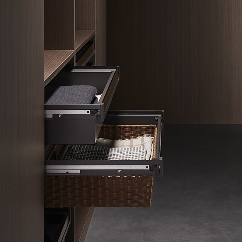 Выдвижная корзина из ПВХ ротанга со стеклянной панелью Unihopper 600мм c доводчиком clip-on NAKA