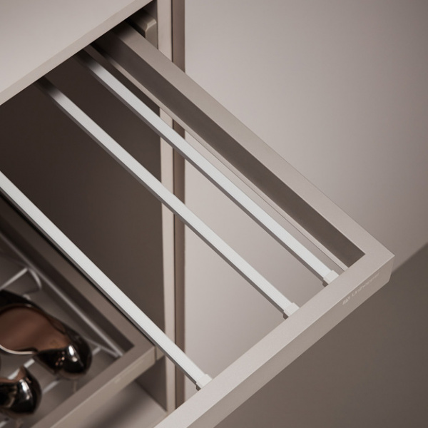 Выдвижная вешалка для брюк Unihopper 600 мм, c доводчиком, clip-on, COKA