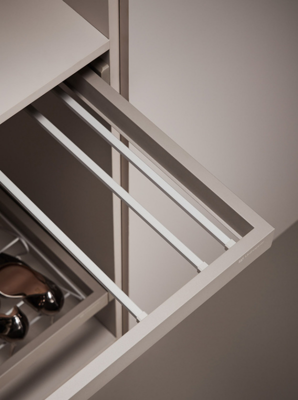 Выдвижная вешалка для брюк Unihopper 900 мм, c доводчиком, clip-on, COKA