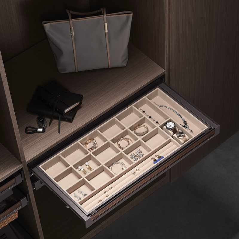 Выдвижная полка для аксессуаров со стеклянной панелью Unihopper 800 мм с доводчиком clip-on NAKA