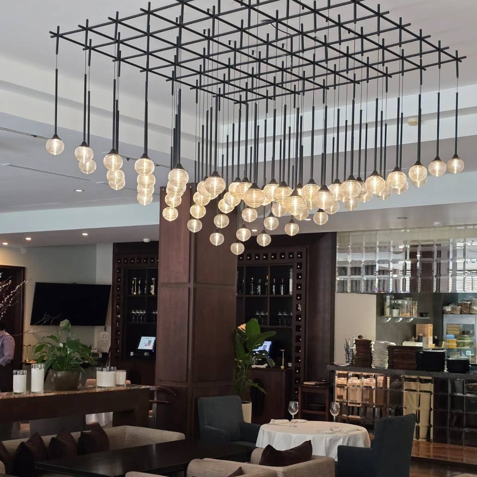Освещение ресторана Andiamo в Москве: люстра по индивидуальному проекту