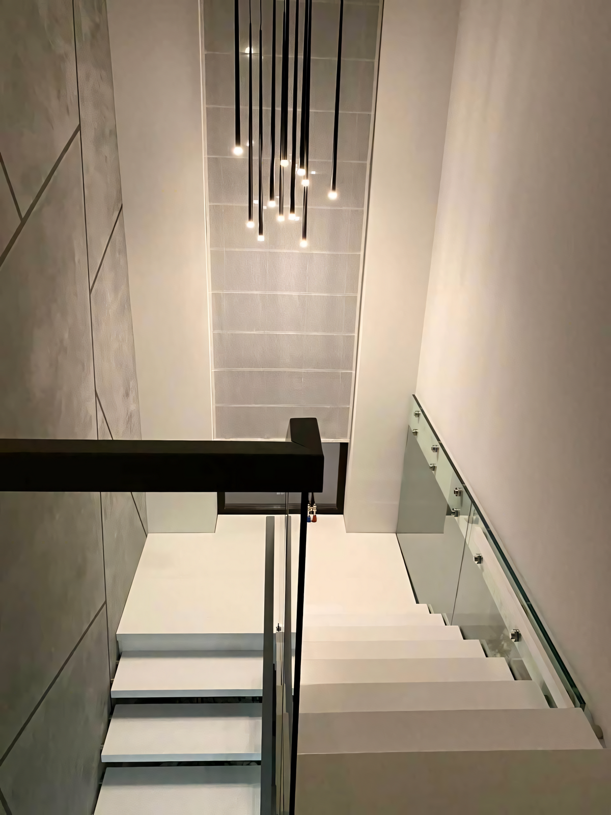 Каскадная люстра Slim на лестнице Частный дом - фото 1