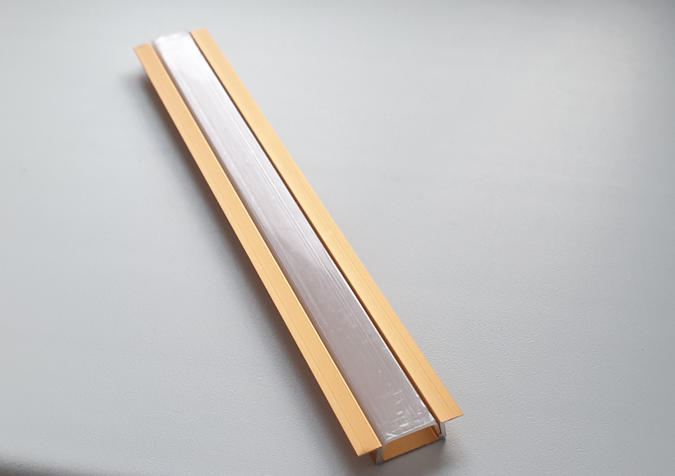 Профиль врезной 22х6х2000мм, лента ≤10мм, золото (диффузор матовый, заглушки), SP251