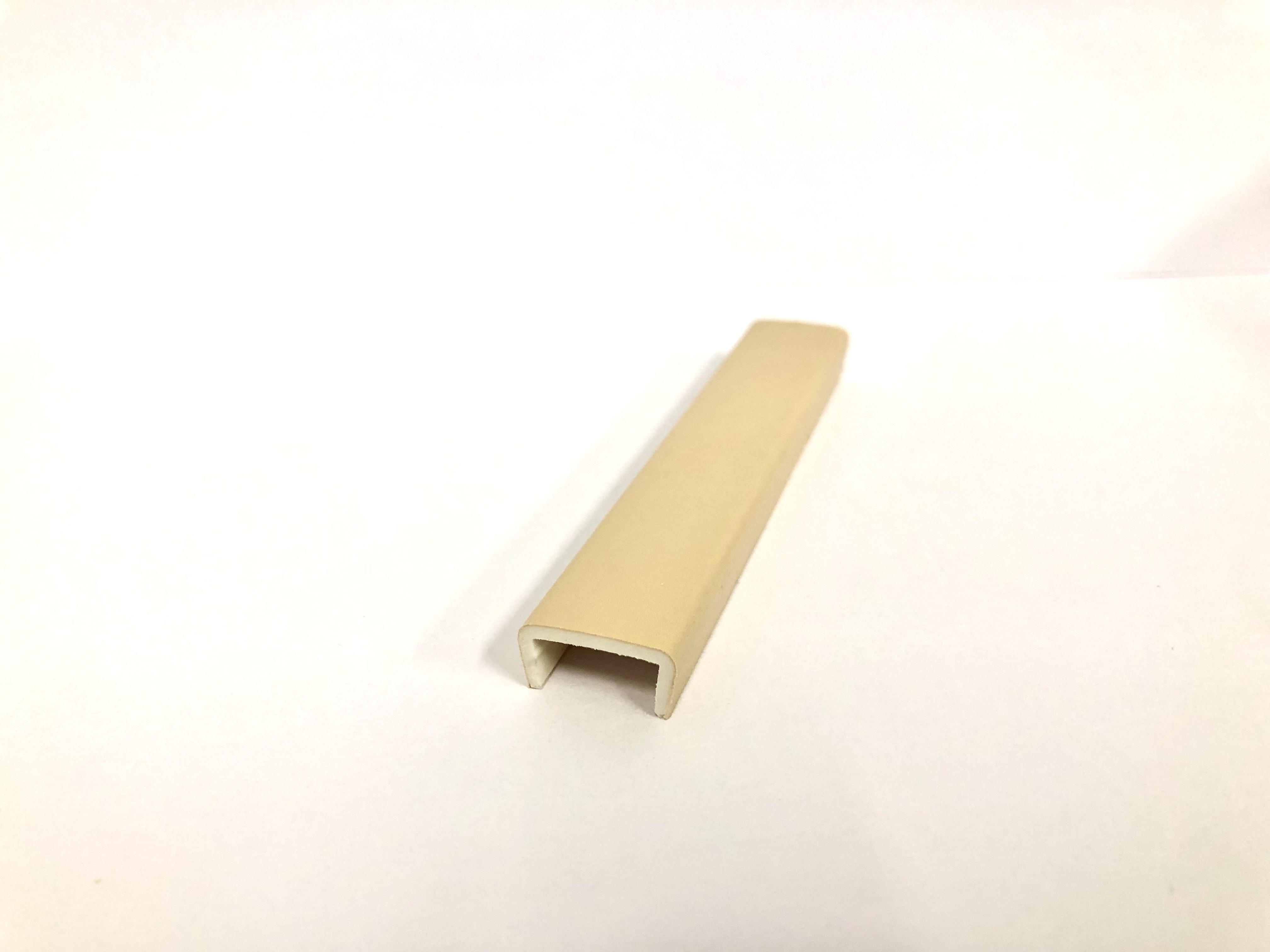 Торцевая заглушка для цоколя, h=100мм, пластик, семолина бежевая (34), Россия