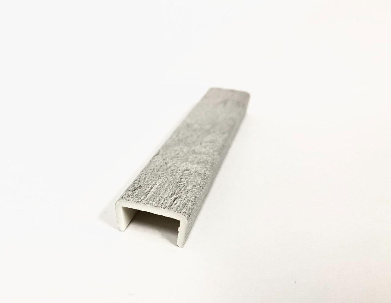 Торцевая заглушка для цоколя, h=100мм, пластик, бетон светлый (25.1), Россия/25