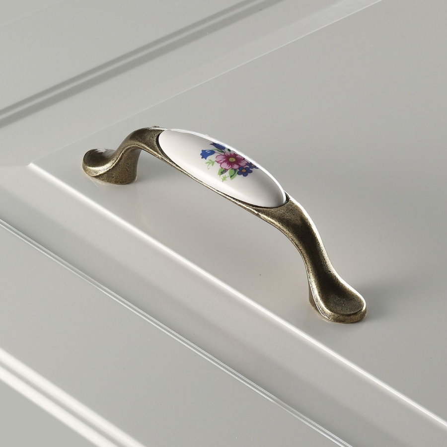 Ручка-скоба, UP-WP0728-PR, 96мм, металл/керамика, старое золото/белый с орнаментом (розовый)