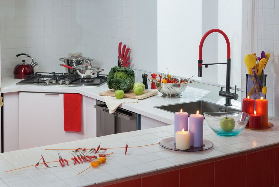 Смеситель Kanto-GM, латунь, вороненая сталь/красный гибкий шланг