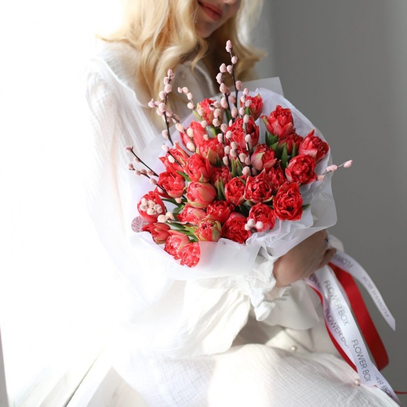 Тюльпаны с вербой в Кишиневе