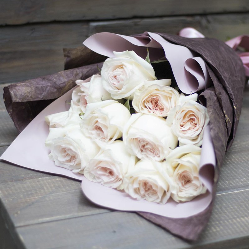 11 пионовидных роз