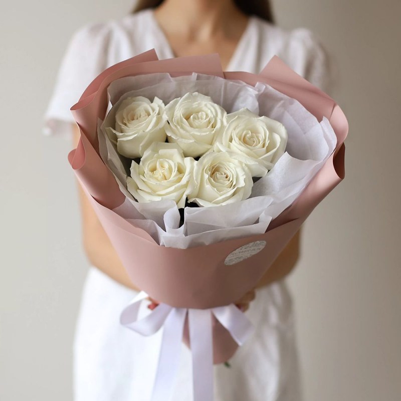 belye-rozy-v-nezhnom-oformlenii-5-sht-№1574-1