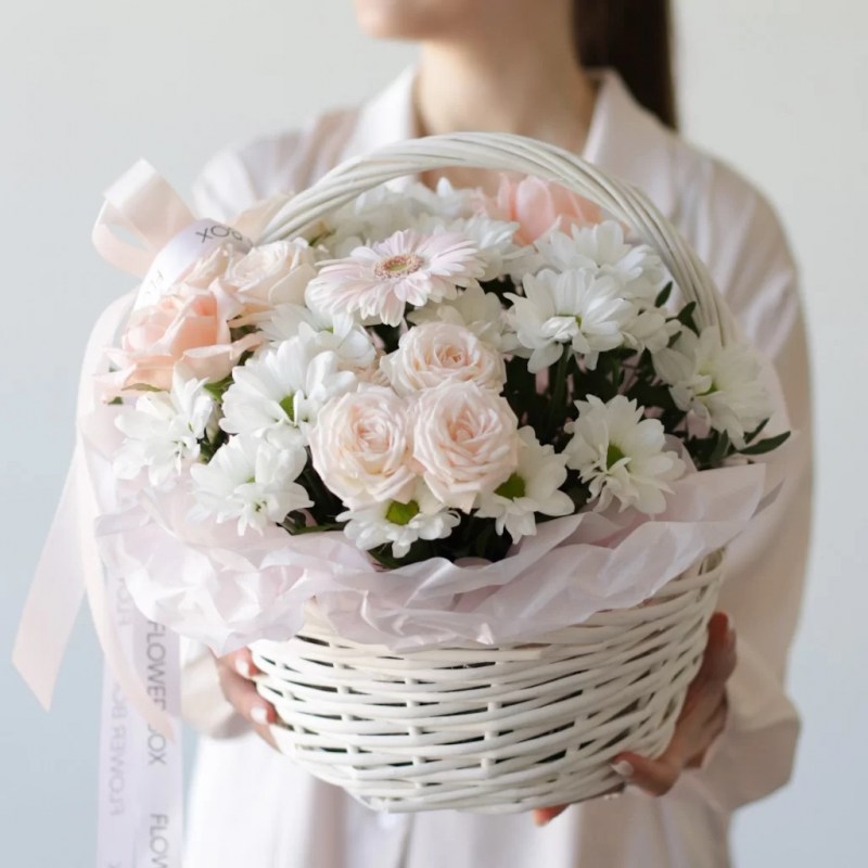 korzina-s-czvetami-v-rozovo-belyh-tonah-№1274