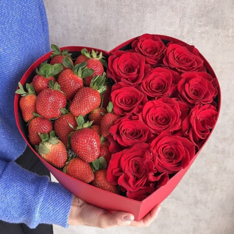 Розы с клубникой в коробке