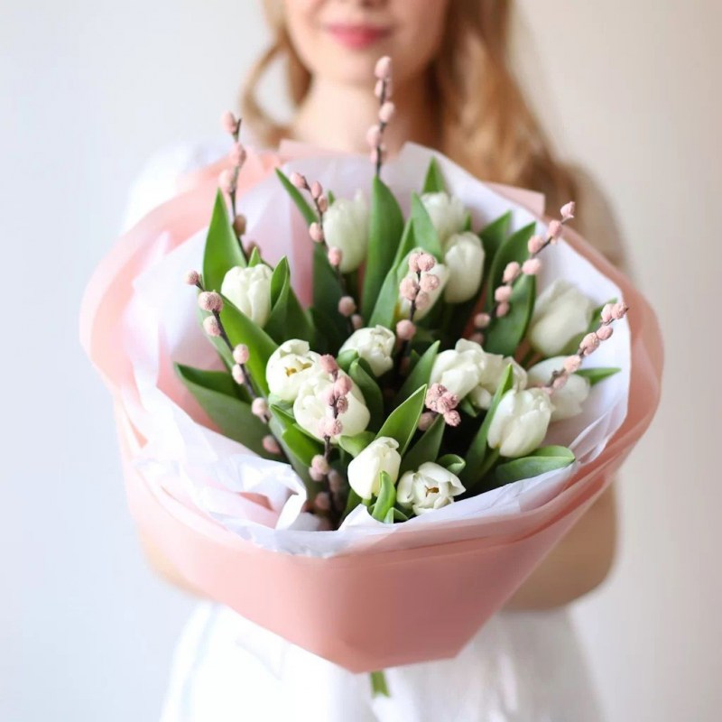 Тюльпаны с вербой в Кишиневе