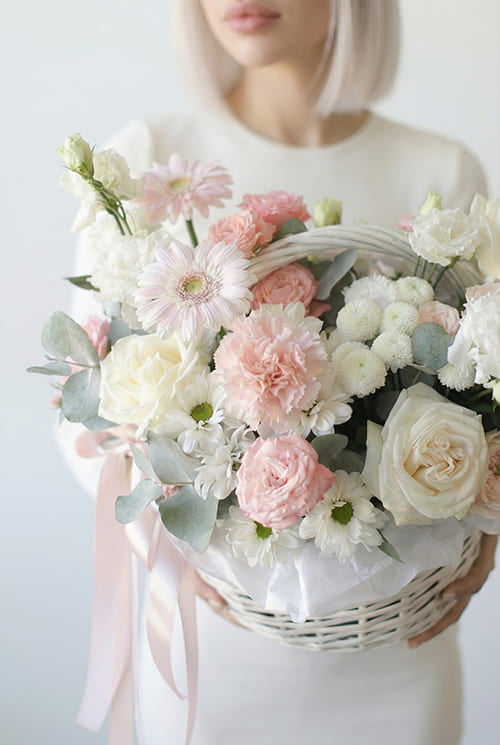 Цветы в корзине