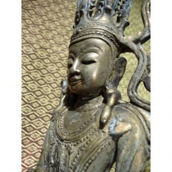 Antiker Shan-Buddha aus Bronze mit seltener Handhaltung – Burma, 17.–18. Jahrhundert, 36 cm - BR185
