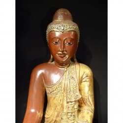 Antiker Mandalay-Buddha aus Holz mit roter Lackierung und Steinverzierung – Burma, Ende 19. Jahrhundert, 80 cm - T18