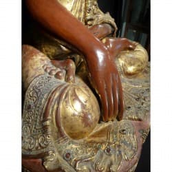 Antiker Mandalay-Buddha aus Holz mit roter Lackierung und Steinverzierung – Burma, Ende 19. Jahrhundert, 80 cm - T18