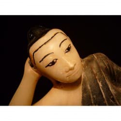 Antiker liegender Mandalay-Buddha aus bemaltem Alabaster – Burma, Ende 19. Jahrhundert, 49 cm - A28