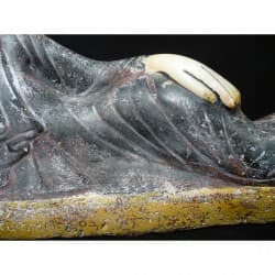 Antiker liegender Mandalay-Buddha aus bemaltem Alabaster – Burma, Ende 19. Jahrhundert, 49 cm - A28