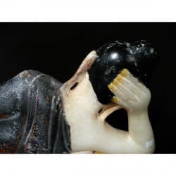 Antiker liegender Mandalay-Buddha aus bemaltem Alabaster – Burma, Ende 19. Jahrhundert, 49 cm - A28