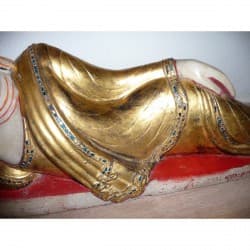 Großer liegender Mandalay-Buddha aus Alabaster mit Vergoldung und Steinverzierung – Burma, 19. Jahrhundert, 90 cm - A19