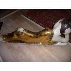 Großer liegender Mandalay-Buddha aus Alabaster mit Vergoldung und Steinverzierung – Burma, 19. Jahrhundert, 90 cm - A19