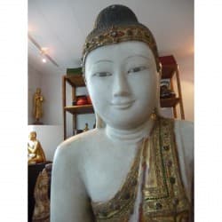 Großer Mandalay-Buddha aus Alabaster – Burma, Mitte 19. Jahrhundert, ca. 140 cm - A111