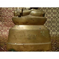 Antiker Shan-Buddha aus Bronze auf großem Thron – Burma, 18. Jahrhundert, 27 cm - BR195