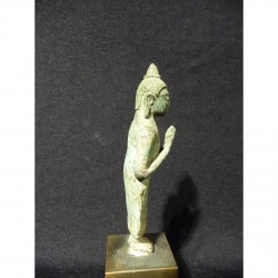 Kleiner Khmer Buddha aus Bronze auf Sockel – Kambodscha, 9.–12. Jahrhundert - AND41