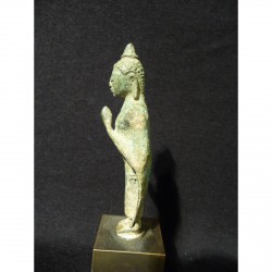 Kleiner Khmer Buddha aus Bronze auf Sockel – Kambodscha, 9.–12. Jahrhundert - AND41