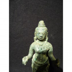 Kleine Khmer Bronzefigur mit schöner Patina – Kambodscha, 9.–12. Jahrhundert - AND40