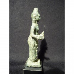 Kleine Khmer Bronzefigur mit schöner Patina – Kambodscha, 9.–12. Jahrhundert - AND40