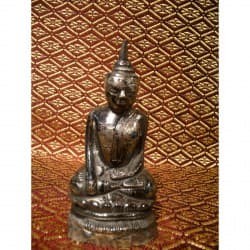 Antiker Shan-Buddha aus Silber mit Holzkern – Burma, Ende 19. Jahrhundert, 11 cm - S5