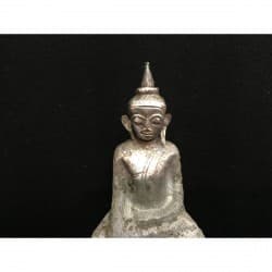 Antiker Shan-Buddha aus Silber mit Holzkern – Burma, 19. Jahrhundert, 10 cm - S10
